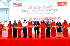 Quang cảnh lễ cắt băng khánh thành tòa nhà giảng đường (S5). (Ảnh: An Đăng/TTXVN)