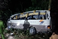 Chiếc xe ôtô chở 22 hành khách lao xuống vực sâu tại Lào Cai (Ảnh chụp lúc 21 giờ ngày 3/3 tại hiện trường). (Ảnh: Thu Hương/TTXVN)
