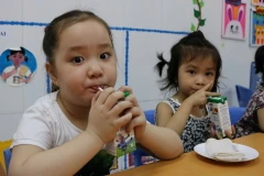 Học sinh tham gia chương trình 'Sữa học đường.' (Nguồn: TTXVN)