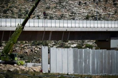 Máy móc của Israel tại khu vực xây dựng bức tường an ninh. (Nguồn: Timesofisrael)