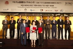 Thủ tướng Nguyễn Xuân Phúc chứng kiến việc ký kết một số văn kiện hợp tác của các công ty Việt Nam-Nhật Bản. (Ảnh: Thống Nhất/TTXVN)