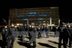 Cảnh sát Đức tăng cường an ninh tại khu vực nhà ga trung tâm ở Cologne trong đêm Giao thừa bước sang năm mới 2017. (Nguồn: AFP/TTXVN)