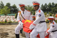 An táng hài cốt các liệt sỹ Việt Nam hy sinh tại Campuchia tại Nghĩa trang Liệt sỹ huyện Vĩnh Hưng, Long An. (Ảnh: Bùi Như Trường Giang/TTXVN)
