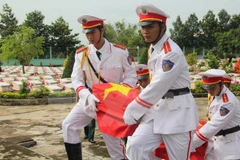 An táng hài cốt các liệt sỹ Việt Nam hy sinh tại Campuchia tại Nghĩa trang Liệt sỹ huyện Vĩnh Hưng, Long An. (Ảnh: Bùi Như Trường Giang/TTXVN)