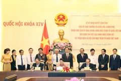 Chủ tịch Quốc hội Nguyễn Thị Kim Ngân, Thủ tướng Nguyễn Xuân Phúc và Chủ tịch Ủy ban Trung ương Mặt trận Tổ quốc Việt Nam Nguyễn Thiện Nhân thực hiện Lễ ký. (Ảnh: Trọng Đức/TTXVN)