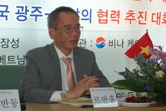 Chủ tịch Ủy ban Nhân dân tỉnh Hậu Giang Lữ Văn Hùng tại hội nghị. (Ảnh: Vũ Toàn-Hữu Tuyên/Vietnam+)