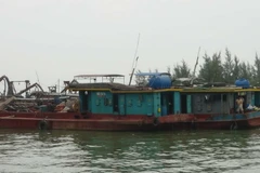 Tàu hút cát đang thực hiện nạo vét luồng biển Cửa Đại. (Ảnh: Đoàn Hữu Trung/TTXVN)