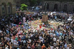 Mặc niệm 22 nạn nhân thiệt mạng trong vụ tấn công khủng bố xảy ra tại sân vận động Manchester Arena. (Nguồn: AP)