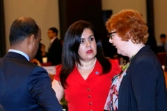 Các đại biểu đại diện các nền kinh tế APEC thảo luận bên lề hội nghị. (Ảnh: Văn Điệp/TTXVN)