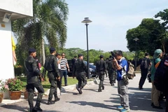 An ninh được thắt chặt bên ngoài tòa án. (Ảnh: Hoàng Nhương/Vietnam+)