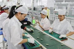 Sản xuất phụ kiện điện thoại di động tại một doanh nghiệp 100% vốn Hàn Quốc tại Thái Nguyên. (Nguồn: TTXVN)
