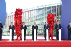 Thủ tướng Nguyễn Xuân Phúc và các đại biểu thực hiện nghi thức khởi công. (Ảnh: Thống Nhất/TTXVN)