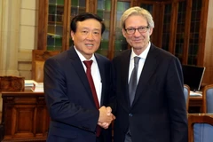 Chánh án Tòa án Nhân dân Tối cao Nguyễn Hòa Bình và Chánh án Tòa án Tối cao Italy Giovanni Canzio. (Ảnh: Ngự Bình/Vietnam+)