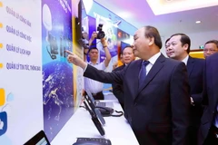 Thủ tướng Nguyễn Xuân Phúc trong một buổi làm việc với Tập đoàn Bưu chính Viễn thông Việt Nam và dự lễ khai trương dịch vụ di động vệ tinh Vinaphone-S. (Nguồn: TTXVN)