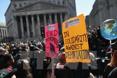 Người dân tham gia biểu tình phản đối lệnh cấm nhập cảnh mới của chính quyền Mỹ tại New York ngày 9/3. (Nguồn: AFP/TTXVN)