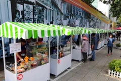 Các gian hàng tại phố ẩm thực hàng rong. (Ảnh: An Hiếu/TTXVN)
