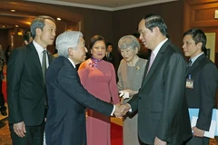 Chủ tịch nước Trần Đại Quang và Phu nhân Nguyễn Thị Hiền đến tiễn Nhà vua Nhật Bản Akihito và Hoàng hậu Michiko rời thủ đô Hà Nội, lên đường thăm Cố đô Huế. (Ảnh: Nhan Sáng/TTXVN)