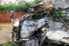 Chiếc xe ôtô bị cháy rụi. (Ảnh: Xuân Triệu/TTXVN)