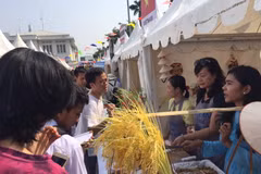 Đại diện Đại sứ quán Việt Nam tại Indonesia giới thiệu món nem truyền thống tại festival. (Nguồn: Đại sứ quán Việt Nam tại Indonesia)