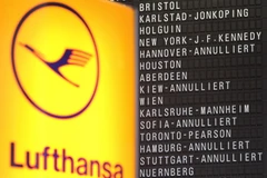 Danh sách các chuyến bay bị hủy do phi công đình công tại sân bay ở Frankfurt am Main, Đức ngày 23/11. (Nguồn: AFP/TTXVN)