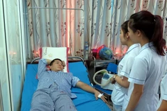 Anh Hoàng Ngọc Phan, Đội phó Đội Kiểm lâm Cơ động đang được điều trị tại Bệnh viện đa khoa tỉnh Tuyên Quang. (Ảnh Quang Đán/TTXVN)