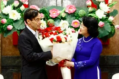 Phó Chủ tịch nước Đặng Thị Ngọc Thịnh tặng hoa chúc mừng giáo sư Odon Vallet. (Ảnh: An Đăng/TTXVN)