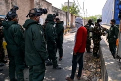  Lực lượng ứng phó thảm họa quốc gia làm nhiệm vụ tại hiện trường vụ rò rỉ khí ở New Delhi, Ấn Độ ngày 6/5. (Nguồn: AFP/TTXVN)