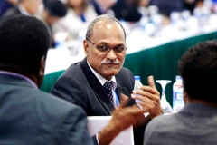 Các đại biểu đại diện các nền kinh tế APEC thảo luận bên lề hội nghị. (Ảnh: An Đăng/TTXVN)