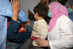 Người bị thương trong vụ đánh bom được đưa tới bệnh viện. (Nguồn: EPA)