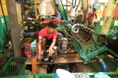 Tàu vỏ thép BĐ 99245 TS của ngư dân Trần Đình Sơn bị gãy trục máy phải nằm bờ hơn một tháng nay. (Ảnh: Nguyên Linh/TTXVN)