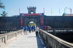 Du khách thăm Thành cổ Quảng Trị. (Ảnh: Thanh Thủy/TTXVN)