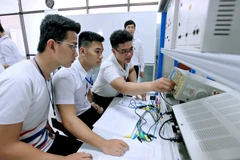 Sinh viên Khoa Điện tử viễn thông-Trường Đại học Tôn Đức Thắng trong giờ thực hành. (Ảnh: Phương Vy/TTXVN) 