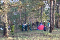 Cơ quan chức năng khám nghiệm hiện trường vụ việc. (Ảnh: Nguyễn Dũng/TTXVN)