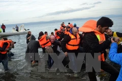 Người di cư vượt biển vào châu Âu. (Nguồn: AFP/TTXVN)
