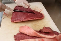 Chế biến thịt lơn ở Rio de Janeiro, Brazil ngày 24/3. (Nguồn: EPA/TTXVN)