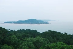 Phong cảnh bán đảo Đồ Sơn nhìn từ hải đăng Hòn Dáu. (Ảnh: Lâm Khánh/TTXVN)