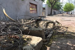 Bể cáp viễn thông mất nắp gây mất mỹ quan đô thị trên đường Phạm Hùng, đoạn trước nhà máy nước Mai Dịch. (Ảnh: Nguyễn Thắng/TTXVN)