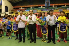 Ban tổ chức trao tặng cờ và hoa cho các đội tuyển. (Ảnh: Thanh Thương/TTXVN)