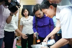 Bộ trưởng Y tế Nguyễn Thị Kim Tiến cùng đoàn đi kiểm tra công tác phòng chống dịch sốt xuất huyết tại phường Hiệp Thành, quận 12, Thành phố Hồ Chí Minh. (Ảnh: Phương Vy/TTXVN)