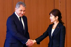 Bộ trưởng Quốc phòng Nhật Bản (phải) và Bộ trưởng Quốc phòng Nga tại cuộc gặp. (Nguồn: AP)