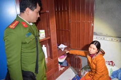 Đối tượng chỉ nơi cất giấu tài sản lấy trộm được. (Ảnh: Quốc Việt/Vietnam+)