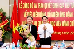 Ủy viên Trung ương Đảng, Bộ trưởng Bộ Nội Vụ Lê Vĩnh Tân trao Quyết định điều động, bổ nhiệm Ông Đặng Xuân Hoan giữ chức vụ Giám đốc Học viện Hành chính Quốc gia. (Ảnh: Nguyễn Dân/TTXVN)