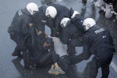 Một người tham gia biểu tình để phản đối Hội nghị thượng đỉnh G20. (Nguồn: Reuters)