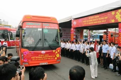 Các chuyến xe xuất bên đưa người dân về quê đón Tết. (Ảnh minh họa: An Hiếu/TTXVN)