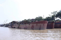 Tàu khai thác cát trái phép trên sông Hồng. (Ảnh: Doãn Tấn/TTXVN)