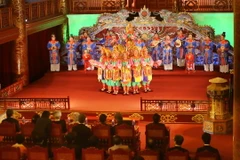 Nhà vua Nhật Bản Akihito và Hoàng hậu Michiko nghe Nhã nhạc cung đình Huế tại Nhà hát Duyệt Thị Đường. (Ảnh: Hồ Cầu/TTXVN)