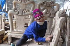 Sản xuất đồ gỗ ở làng nghề đồ gỗ mỹ nghệ Xuân Phương, Thái Nguyên. (Ảnh: Hoàng Nguyên/TTXVN)