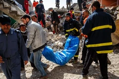 Chuyển thi thể nạn nhân ra khỏi hiện trường một vụ không kích ở Iraq. (Nguồn: Los Angeles Times)