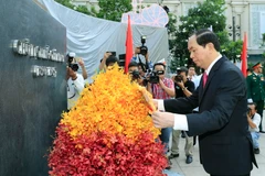 Chủ tịch nước Trần Đại Quang dâng hoa tưởng niệm Chủ tịch Hồ Chí Minh tại Công viên Tượng đài Chủ tịch Hồ Chí Minh. (Ảnh: Nhan Sáng/TTXVN)
