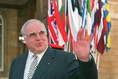 Ông Helmut Kohl tới dự hội nghị Liên minh châu Âu ở Lancaster House, London, Anh, ngày 12/3/1998. (Nguồn: AFP/TTXVN)